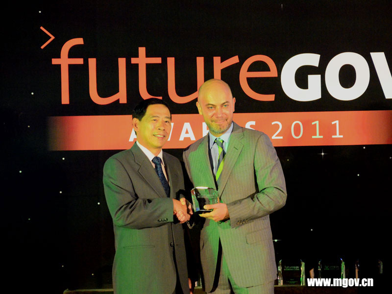 James Smith給張家生處長(zhǎng)頒獎(jiǎng) - 未來(lái)政府獎(jiǎng)?lì)C獎(jiǎng)晚會(huì)