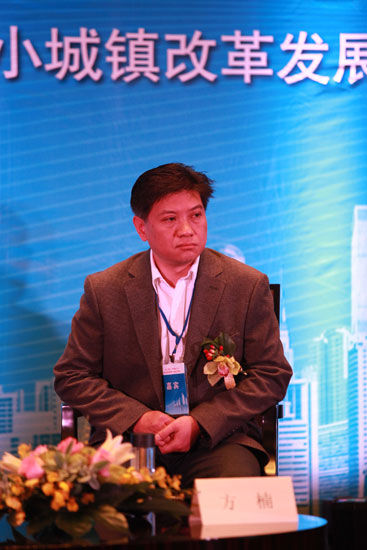 方楠:鼓勵(lì)城市服務(wù)職能部門開設(shè)微博