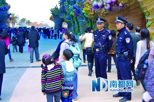 <p>&nbsp;&nbsp;&nbsp;&nbsp;長(zhǎng)隆海洋王國(guó)春節(jié)期間共接待游客近15萬(wàn)人次，橫琴派出所長(zhǎng)隆海洋王國(guó)現(xiàn)場(chǎng)安保執(zhí)勤迎來(lái)了巨大的安保壓力。</p>