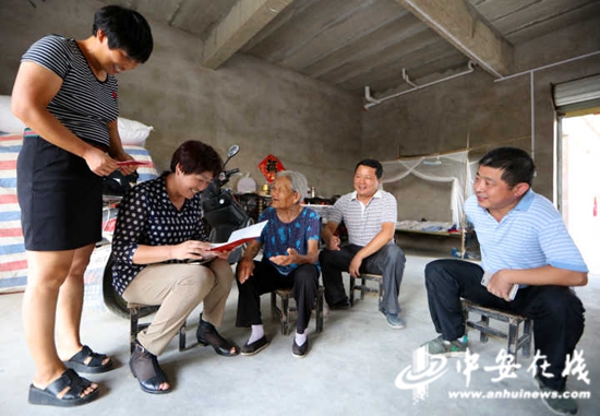 在方傳真老人家里，老人對扶貧專干的上門走訪很是熟悉，連連感謝。