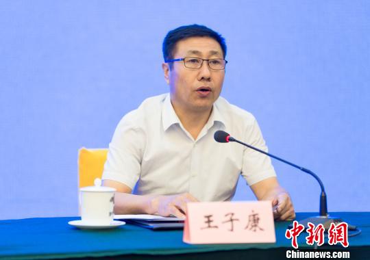 圖為呂梁市經(jīng)濟和信息化委員會主任王子康發(fā)言?！●T帥 攝