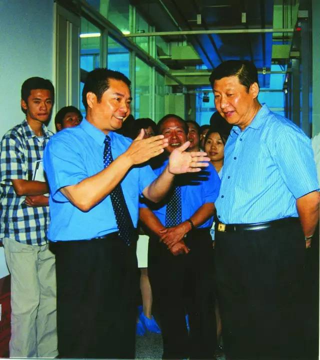 2001年10月，習(xí)近平總書記（時(shí)任福建省委副書記、省長）到中國電信福建分公司調(diào)研信息化建設(shè)。（資料圖片）