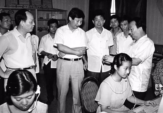 1989年夏天，習(xí)近平總書記（時(shí)任寧德地委書記）到福州調(diào)研程控電話。（資料圖片）
