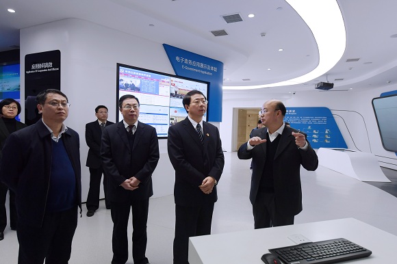12月29日，省發(fā)改委黨組書(shū)記、主任張和平到省電子政務(wù)外網(wǎng)數(shù)據(jù)中心調(diào)研并為江西省大數(shù)據(jù)中心掛牌
