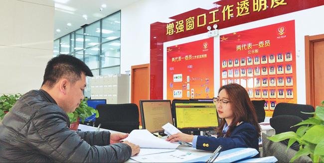 平房區(qū)行政審批服務(wù)大廳工作人員正在為市民辦理業(yè)務(wù) 平房區(qū)行政審批服務(wù)大廳工作人員正在為市民辦理業(yè)務(wù)