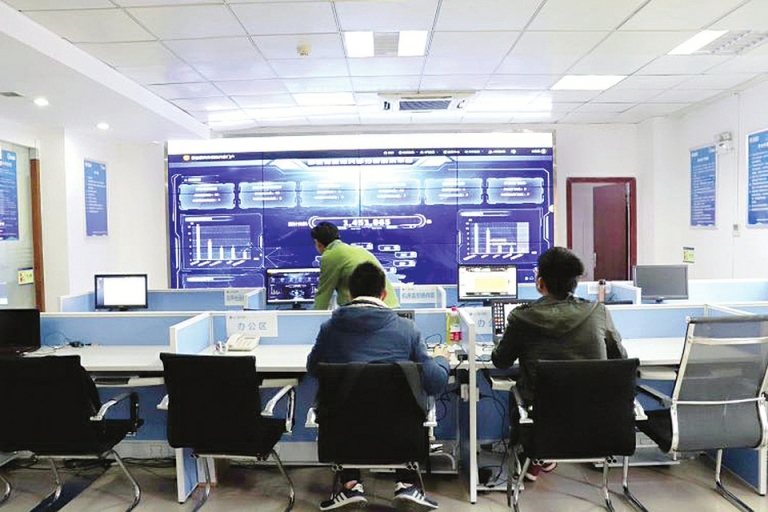 攀枝花大數(shù)據(jù)中心，運(yùn)維人員正在忙碌工作