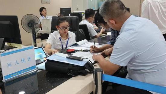 “一件事一次辦”窗口正在辦理業(yè)務(wù)