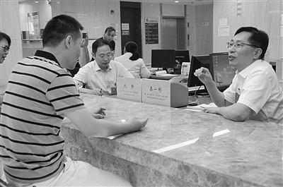 鼓樓區(qū)“人大代表聯(lián)系點(diǎn)”在鼓樓區(qū)政務(wù)服務(wù)中心揭牌后，人大代表接待群眾。