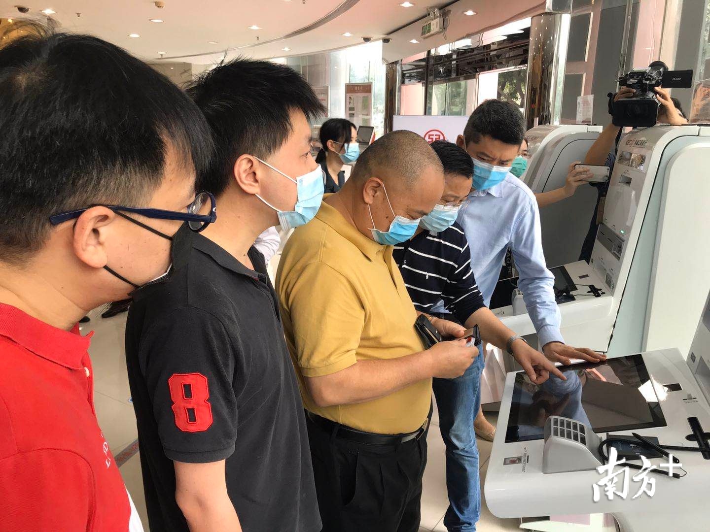 觀察團成員體驗政務(wù)服務(wù)進銀行。