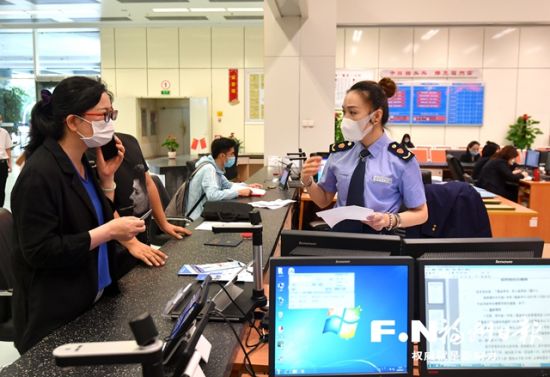 “秒批”服務(wù)簡(jiǎn)化審批流程，提高審批效率。 記者 張人峰 攝