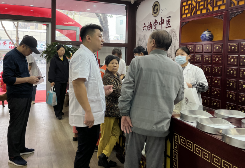 1695713519442925.png 唐超群在回答患者的問(wèn)題.png