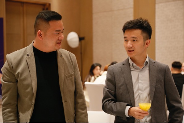 穿著西裝筆挺的男子與小孩
描述已自動(dòng)生成