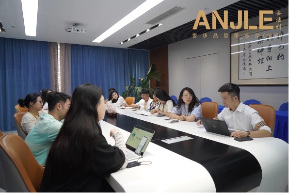 會(huì)議室里的人們
描述已自動(dòng)生成