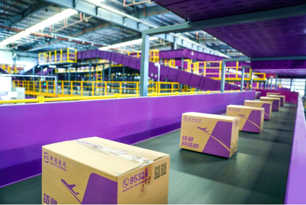 大件快遞用什么物流？實(shí)力強(qiáng)勁跨越速運(yùn)，護(hù)航大件貨物安全送達(dá)